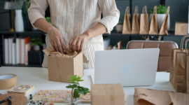 Una mujer está trabajando en su emprendimiento desde su casa