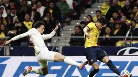 El centrocampista de la selección de fútbol de Marruecos Neil El Aynaoui (i) lucha con Pedro Hincapié, de Ecuador, durante el amistoso entre Marruecos y Ecuador.