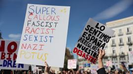 Un manifestante sostiene un cartel que dice "Lo sentimos, España, arreglaremos nuestro desastre" durante una protesta contra las políticas de Donald Trump en el marco del movimiento "No Kings Day" en Madrid, el 28 de marzo de 2026.