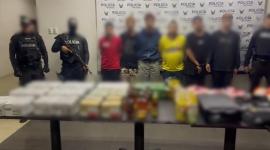 Policía Nacional muestra a los seis hombres detenidos presuntamente implicados en el robo a local comercial en Guayaquil.