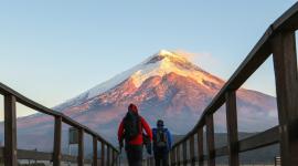 El Cotopaxi es uno de los volcanes activos más altos del mundo y el segundo de mayor altura en Ecuador (5 897 msnm). En su planicie se encuentra el Parque Nacional Cotopaxi, un lugar ideal para disfrutar de la flora y fauna andina.