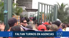 Manta y Portoviejo registran filas interminables tras la clausura de cuatro agencias en la provincia; usuarios denuncian que es imposible conseguir turnos para la revisión.