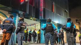 Personal de la Agencia Metropolitana de Control (AMC) en el operativo montado en dos hostales que funcionaban en el sur de Quito.