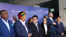 El bloque legislativo de la Revolución Ciudadana junto a senadores colombianos, conformaron el frente binacional en Rumichaca, frontera con Colombia.