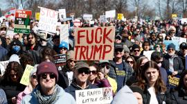 Miles de personas protestan en las calles de Estados Unidos contra las políticas del presidente Donald Trump