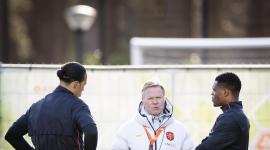 El seleccionador de fútbol de los Países Bajos, Ronald Koeman (centro), habla con Virgil van Dijk (izq.) y Denzel Dumfries (der.) durante una sesión de entrenamiento en Zeist.