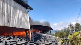 Un incendio estructural se registra en una recicladora en el sector de Palugo, en Quito.