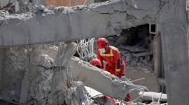 Bomberos iraníes trabajan en un edificio de Teherán.