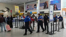 Empleados de la Administración de Seguridad en el Transporte de Estados Unidos salen de un punto de control de seguridad.