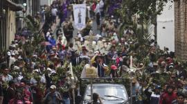 Personas participan en una procesión durante la celebración del Domingo de Ramos en el inicio de las festividades de la Semana Santa, en Quito