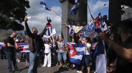 Miembros de la comunidad cubana en Tenerife se manifiestan este domingo en la capital de la isla.