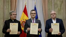 El ministro Félix Bolaños (c), el presidente de la Conferencia Episcopal, Luis Argüello (i), y el presidente de la Conferencia Española de Religiosos, Jesús Díaz Sariego (d), durante la firma.