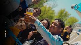 Jugadores de la selección se toman fotos con sus seguidores en Madrid.