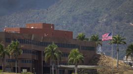 Fotografía de archivo fechada el 14 de marzo de 2026 de la fachada de la sede de la Embajada de Estados Unidos en Caracas (Venezuela).