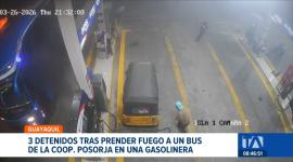 Delincuentes exigían 5 mil dólares para no atentar contra la flota; al no recibir el dinero, prendieron fuego a un bus de la Cooperativa Posorja. El hecho se registró en una gasolinera.