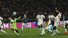 Deniz Undav of Germany (13) supera la resistencia del portero Benjamin Asare de Ghana (izq.) en el juego disputado en el MPH Arena de Stuttgart