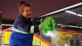 Una trabajadora realiza una limpieza de las estaciones del Metro de Quito.