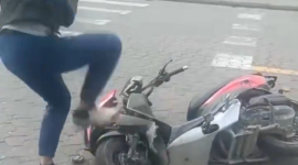 Motociclista pierde el control en operativo y destruye su propia motocicleta