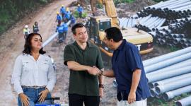 El presidente Daniel Noboa durante la entrega de maquinaria en Machala.