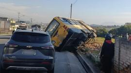 Un bus se volcó en el sector de Cunchibamba, en Ambato.