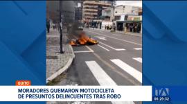 Moradores y comerciantes del norte de Quito reaccionaron ante un robo quemando la moto de los delincuentes. Un reportaje de Nathalie Jiménez