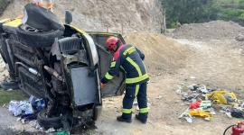 Un taxi se volcó en la Simón Bolívar a la altura de Gualo.
