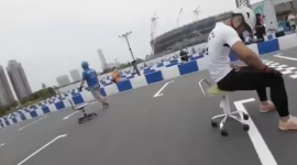 Carrera de sillas de oficina se consolida como deporte en Japón con circuitos de 200 metros.