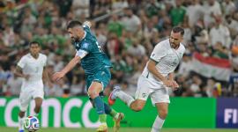 Aymen Hussein (i) de Irak disputa el balón con Luis Haquim de Bolivia este martes, en un partido de repechaje para la Copa Mundial 2026 entre Irak y Bolivia en el estadio BBVA en Guadalupe (México).