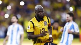 Enner Valencia, de Ecuador, al celebrar un gol en un partido por las eliminatorias a la Copa Mundial 2026 entre Ecuador y Argentina.