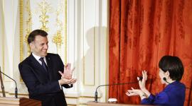 El presidente francés Emmanuel Macron (izq.) y la primera ministra japonesa Sanae Takaichi comparten un momento distendido durante una rueda de prensa conjunta en la residencia oficial del Palacio de Akasaka en Tokio, Japón, el 1 de abril de 2026.