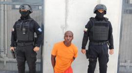 Alias 'Pan Quemado' a su llegada a la cárcel del Encuentro, en Santa Elena, donde guarda prisión preventiva, tras su captura en Posorja durante el toque de queda.