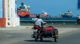 Cuba precisa diariamente unos 100.000 barriles para satisfacer sus necesidades energéticas diarias, de los que unos 40.000 proceden de su producción nacional.