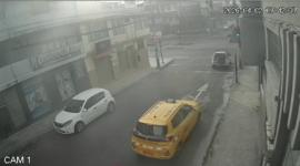 Las cámaras de seguridad captaron el momento en que el bus impacta contra la motocicleta, en la av. Mariscal Sucre.