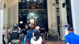 Momento en que la Fiscalía allana las oficinas del Municipio de Guayaquil, dentro de una investigación por presunta falsificación de documentos.