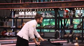 Bastián Napolitano deja su delantal en la estación tras ser eliminado de MasterChef Celebrity Ecuador.