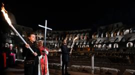 El Papa León XIV cargó la cruz durante las 14 estaciones del Viacrucis celebrado en el Coliseo de Roma.