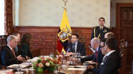 Suspender la jornada de trabajo en todo el territorio nacional, para el sectorpúblico y privado, el día jueves 30 de abril de 2026.