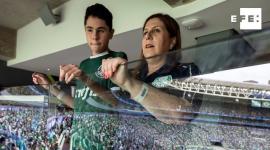 La emocionante historia de una madre que narra los partidos a su hijo ciego en Sao Paulo