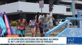 Turistas locales continúan llegando a Santa Elena. La masiva afluencia de visitantes reactiva la economía local tras semanas de incertidumbre. Un reportaje de Ricardo Cruzatty