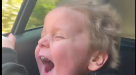 Su madre, Katie, compartió las conmovedoras imágenes en las redes sociales, derritiendo rápidamente corazones en todo el mundo.