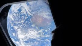 Christina H Koch y Reid Wiseman tómense un momento para mirar hacia la Tierra mientras continúan su viaje hacia lo profundo del espacio, rumbo a la Luna.