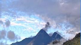 Volcán Reventador lanza material piroclástico