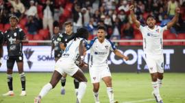 Ricardo Adé, de Liga de Quito, celebra su gol ante Manta FC, junto a Jesús Pretell, en la jornada del sábado 21 de marzo de 2026.