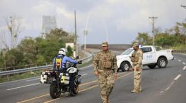 Agentes cierran el acceso vehicular al puente de las Américas debido a un incendio de camiones cisternas.