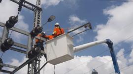 Personal de la Empresa Eléctrica Quito trabaja en la reparación del sistema eléctrico.