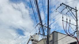 Personal de la Empresa Eléctrica Quito trabaja en la reparación de un generador en Conocoto.