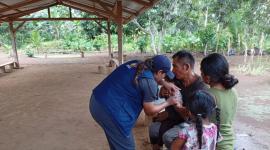 Personal del Ministerio de Salud coloca una vacuna a niños en Taisha, Morona Santiago.