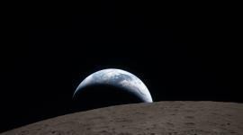 Puesta de sol capturada a través de la ventana de la nave espacial Orion a las 18:41 EDT, 6 de abril de 2026, durante el sobrevuelo de la Luna por la tripulación de Artemis II.