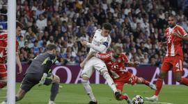 El centrocampista uruguayo del Real Madrid, Federico Valverde (c), intenta rematar ante el defensa austriaco del Bayern Munich, Konrad Laimer, durante el encuentro correspondiente a la ida de los cuartos de final de la Liga de Campeones que disputan este martes Real Madrid y Bayern Munich en el estadio Santiago Bernabéu, en Madrid.
