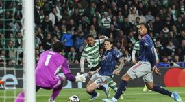El jugador del Sporting Geny Catamo (2-i) en acción contra los jugadores del Arsenal David Raya, Riccardo Calafiori y Gabriel Magalhaes (d) durante el partido de fútbol de ida de los cuartos de final de la Liga de Campeones de la UEFA entre el Sporting CP y el Arsenal FC en el estadio José Alvalade de Lisboa